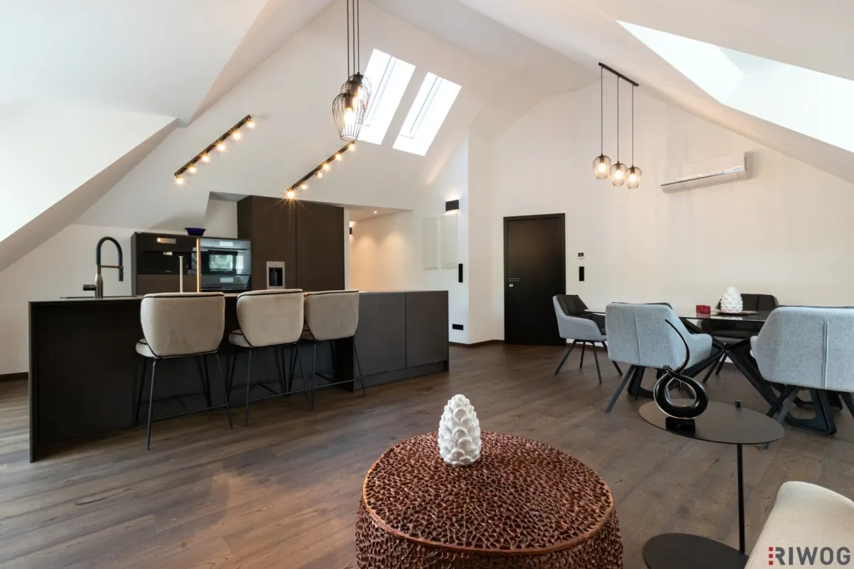 Luxus-Dachgeschoss 133,81 m² mit Terrasse, Designer-Inselküche & Spa-Bad – Weinbergblick + Poolnutzung -  Voll möbliert - Bild 1