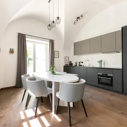 115,42 m² Design-Altbau mit Gewölben & Eigengarten-Terrasse sowie Poolnutzung – elegante Wohnküche, XL-Regendusche - Bild 2