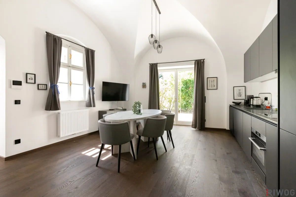 115,42 m² Design-Altbau mit Gewölben & Eigengarten-Terrasse sowie Poolnutzung – elegante Wohnküche, XL-Regendusche - Bild 1