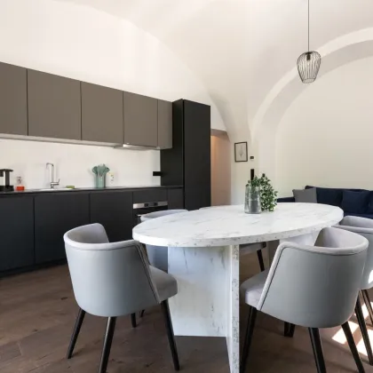 115,42 m² Design-Altbau mit Gewölben & Eigengarten-Terrasse sowie Poolnutzung – elegante Wohnküche, XL-Regendusche - Bild 3