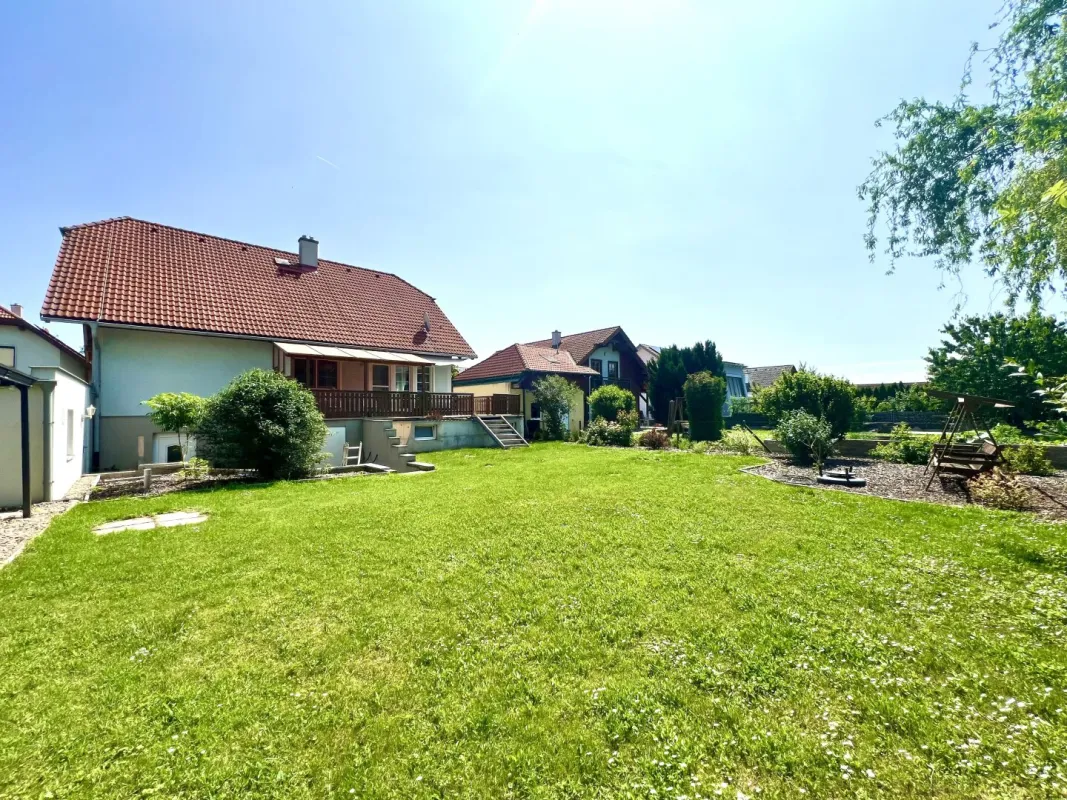 WOHLFÜHLOASE IM GRÜNEN I Haus mit Ausbaupotenzial I großzügige Terrasse I 4-Autostellplätze I Garage & Carport I Fußbodenheizung I Tischler Einbauküche I absolute Ruhelage - Bild 1