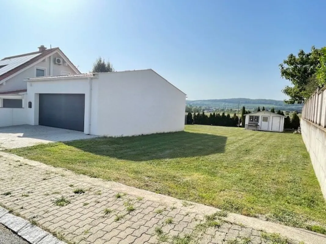 Bauplatz in absoluter Ruhelage - mitsamt neuer, großzügiger Garage in Winden am See - Bild 1