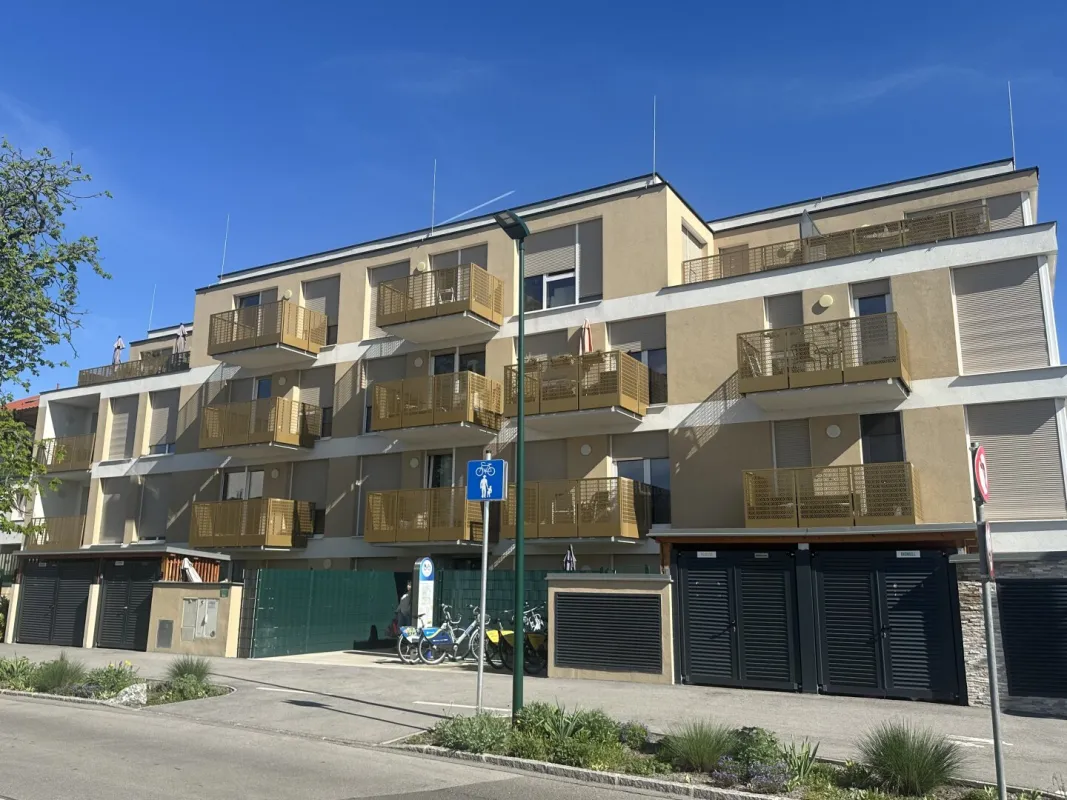 Sonnige Wohnung mit Sonnenbalkon, inkl. Küche- Nähe Badner Bahn und Bhf. Mödling - Bild 1