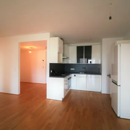 DC-LIVING: Moderne 3-Zimmer-Wohnung mit Loggia & Wellnessbereich nahe der UNO-City! - Bild 2