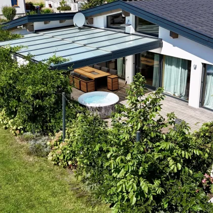 Gesund Wohnen: Moderner Massivholz-Bungalow mit 135 m² Wohnfläche, Gartenparadies & High-End-Technik - Bild 2