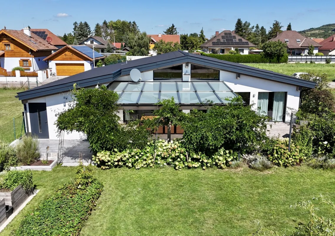 Gesund Wohnen: Moderner Massivholz-Bungalow mit 135 m² Wohnfläche, Gartenparadies & High-End-Technik - Bild 1