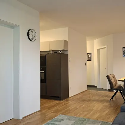 Neubau BJ 2022 - Top 3 Zimmer Balkonwohnung inkl. Tiefgaragenstellplatz - ruhige Stadtlage mit Grünblick - Bild 2