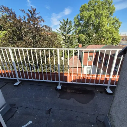 Große Dachgeschosswohnung mit 2 Stellplätzen und kleinem Balkon im Zentrum von Baden - Bild 2