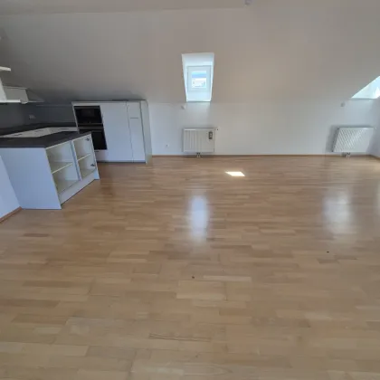 Große Dachgeschosswohnung mit 2 Stellplätzen und kleinem Balkon im Zentrum von Baden - Bild 3