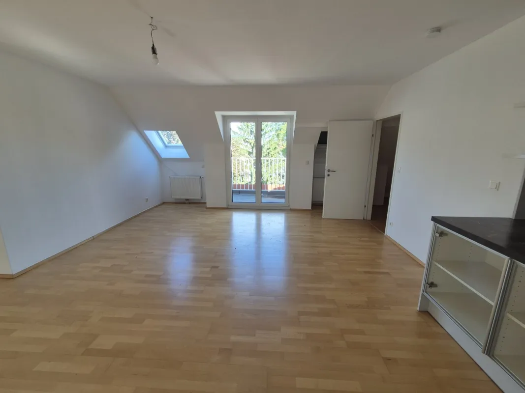 Große Dachgeschosswohnung mit 2 Stellplätzen und kleinem Balkon im Zentrum von Baden - Bild 1