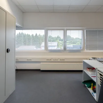 Komfortables Obergeschoss-Büro mit Küche und guter Anbindung in Pinsdorf zu mieten! - Bild 2