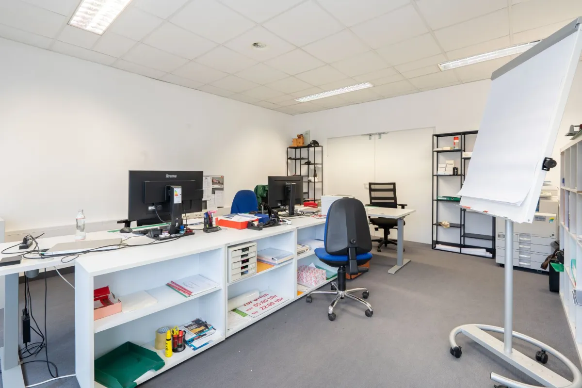 Komfortables Obergeschoss-Büro mit Küche und guter Anbindung in Pinsdorf zu mieten! - Bild 1