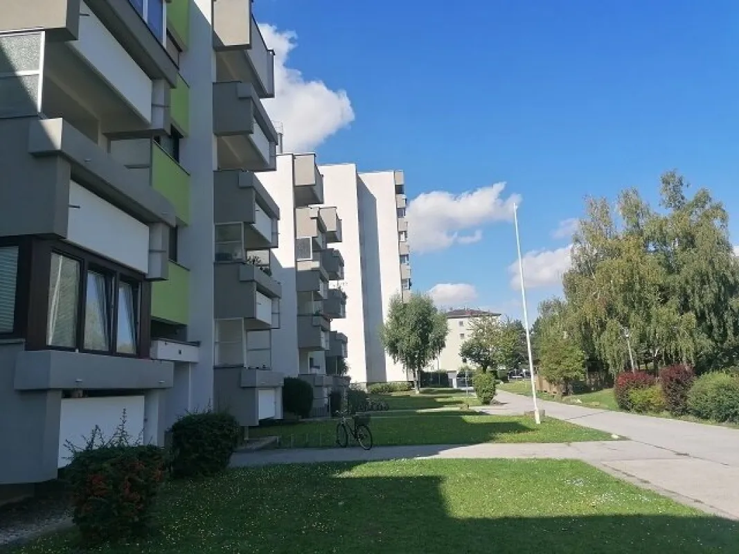 Leistbares Eigentum im Grünen: 2-Zimmer-Wohnung mit Loggia und Stellplatz! - Bild 1