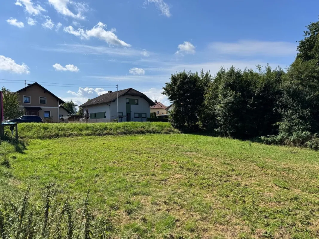 Schönes & sonniges Baugrundstück in Andorf: 1371 m² für Ihr Eigenheim! - Bild 1