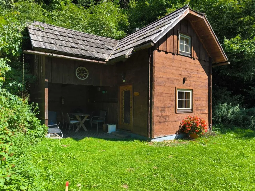 Einmalige Gelegenheit – Uriges Ferienhäuschen in traumhafter Naturlage mit Panoramablick auf den Afritzer See und privaten Seezugang - Bild 1