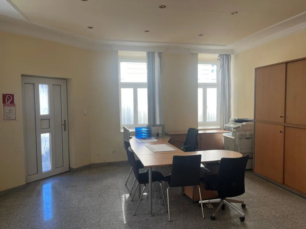 Toßgasse - repräsentatives Altbaubüro mit Straßeneingang zu vermieten - Bild 1