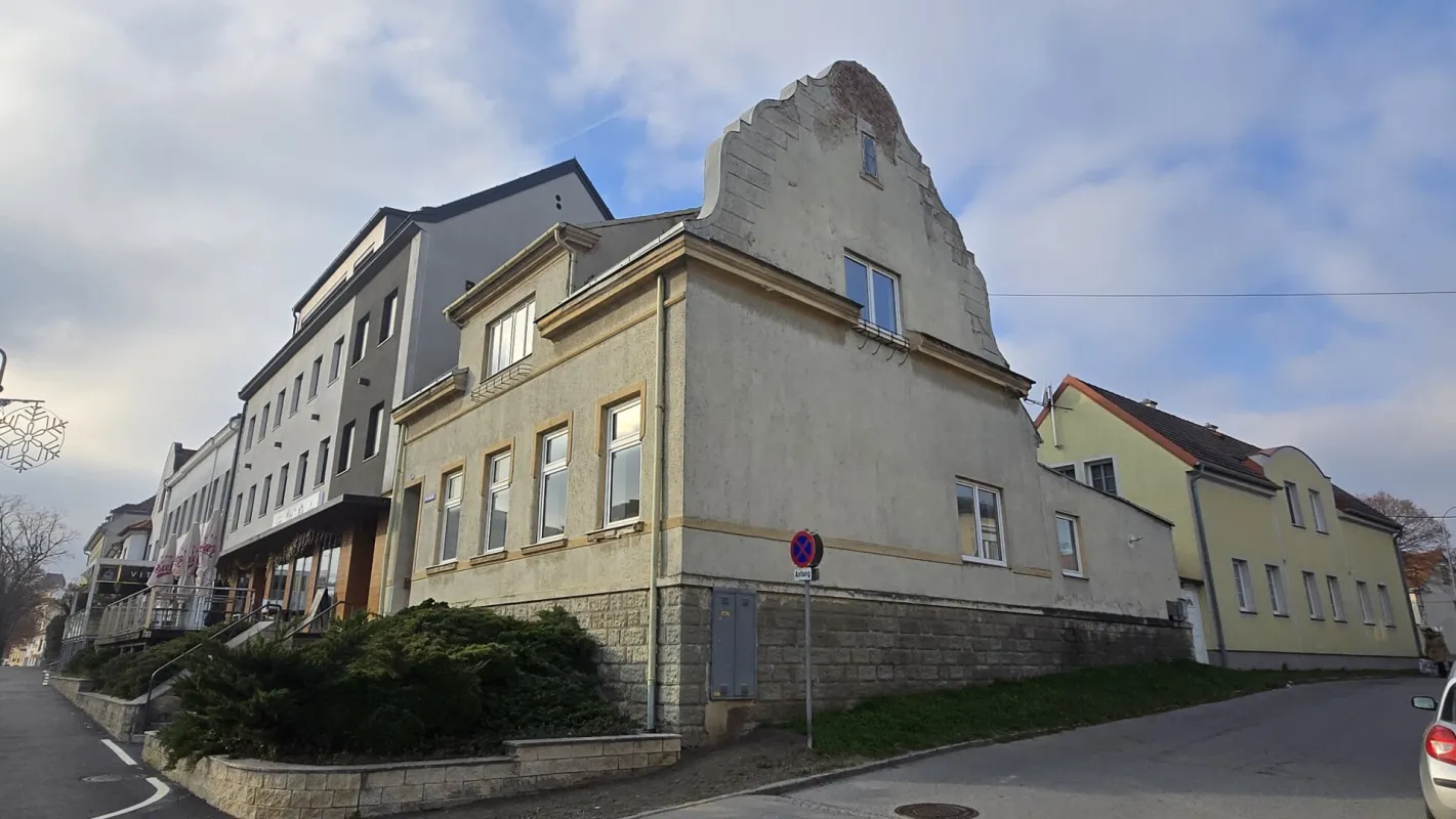Sanierungsbedürftiges Ein / Zweifamilienhaus in Kerngebiet von Gänserndorf - Bild 1