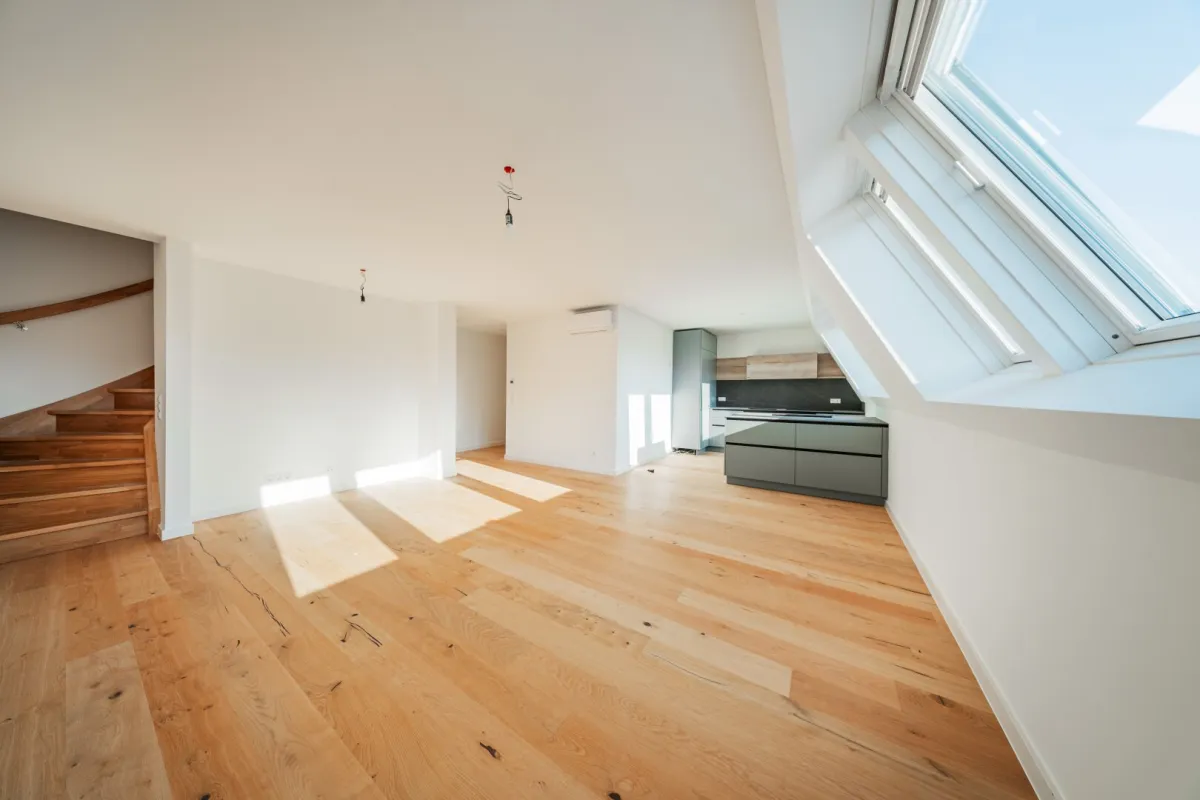 TOP SANIERTE 3 ZIMMER WOHNUNG IM DG AUF 2 EBENEN MIT TERRASSE NÄHE SCHLOSS BELVEDERE - Bild 1