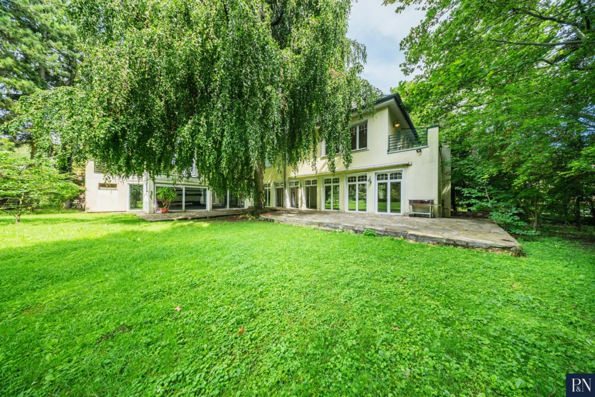 Elegante Villa am Waldrand mit sonnigem Traumgarten in der Hinterbrühl - Bild 1