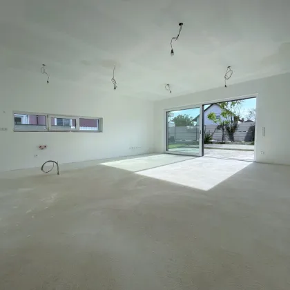 Wohnen wie im Urlaub: Moderne Doppelhaushälfte mit Pool, Terrasse & Garten in familienfreundlicher Lage in Brunn am Gebirge – nur wenige Minuten von Wien entfernt! - Bild 3