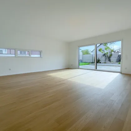 Wohnen wie im Urlaub: Moderne Doppelhaushälfte mit Pool, Terrasse & Garten in familienfreundlicher Lage in Brunn am Gebirge – nur wenige Minuten von Wien entfernt! - Bild 2