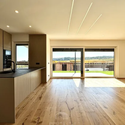 ERSTBEZUG: Top ausgestattetes Einfamilienhaus in idyllischer Grünlage mit Südterrasse, Garten & PV-Anlage - Bild 3