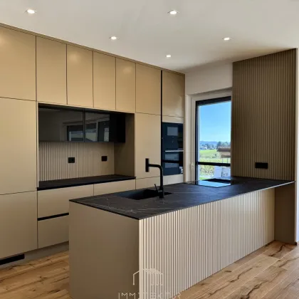ERSTBEZUG: Top ausgestattetes Einfamilienhaus in idyllischer Grünlage mit Südterrasse, Garten & PV-Anlage - Bild 2
