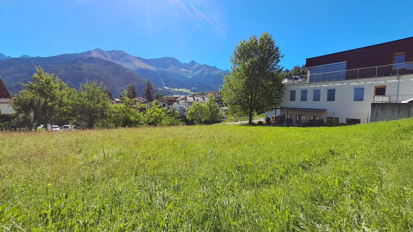 Gelegenheit, die es in dieser Lage vielleicht nicht mehr geben wird! Traumhaftes Grundstück in Ladis: ca. 1.187 m² mit atemberaubendem Berg- und Fernblick! - Bild 1
