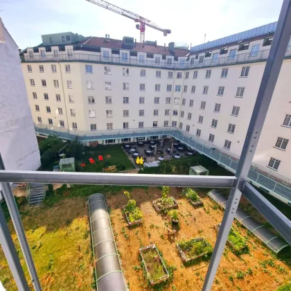 Zwischen Wiener Klassik und Naschmarkt Vibes - Ihr Zuhause mit Charme! Hofseitiger Balkon + Ruhiges Schlafzimmer! HIP und TRENDY die Gegend - Magisch schön das Altbauhaus - Ein MUST HAVE die Wohnung! - Bild 2