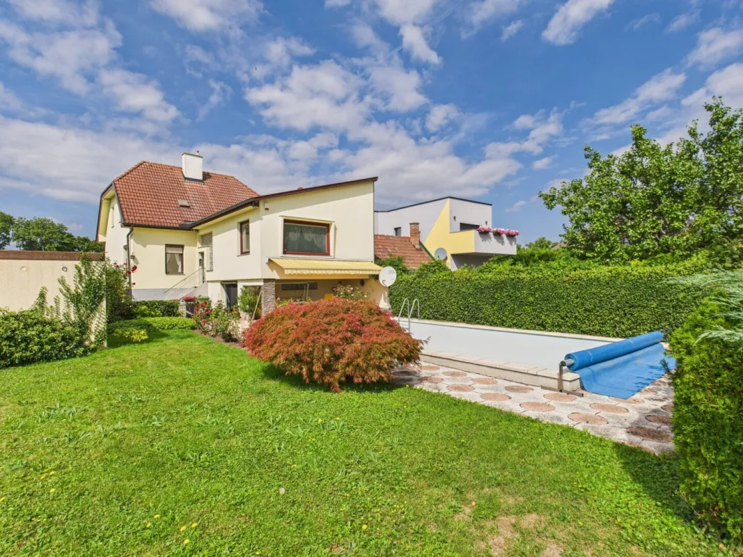 Traumhaus in Ternitz: 5 Zimmer, Garten, Pool & Garagen! - Bild 1