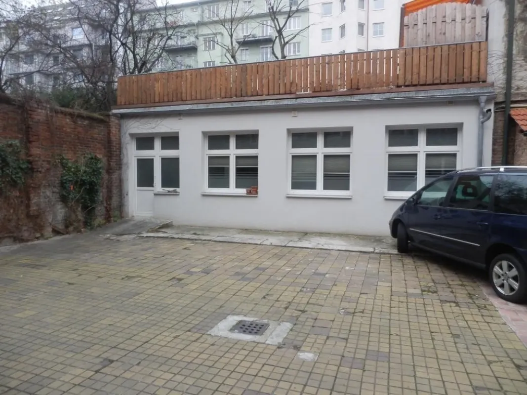 Parkplatz im gesicherten Innenhof - Bild 1