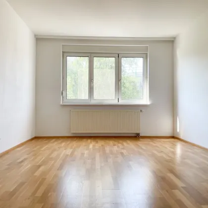 Wunderschöne 3-Zimmer Wohnung mit eigenem Parkplatz direkt vor der Türe - Bild 2