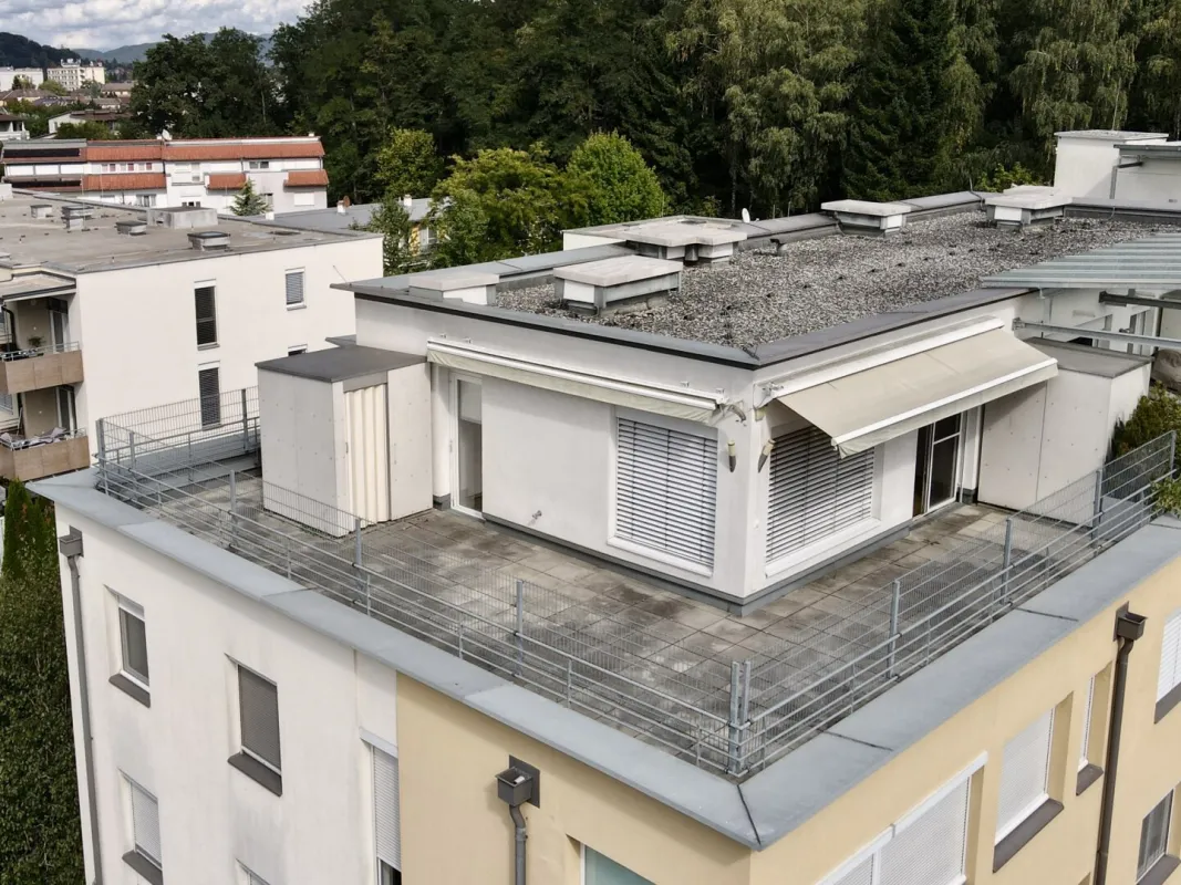 Exklusive Dachgeschoss-Maisonette mit supergroßer Terrasse und wunderbarem Fernblick & Tiefgaragenparkplatz - Bild 1