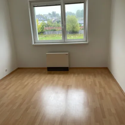 Viel Platz für die Familie! Ihr neuer Wohn(t)raum in Schärding: 2 Kinderzimmer, sonnige Loggia (rd. 5,09 m²) und ruhige Lage im Grünen– Frei ab Oktober 2025! - Bild 2