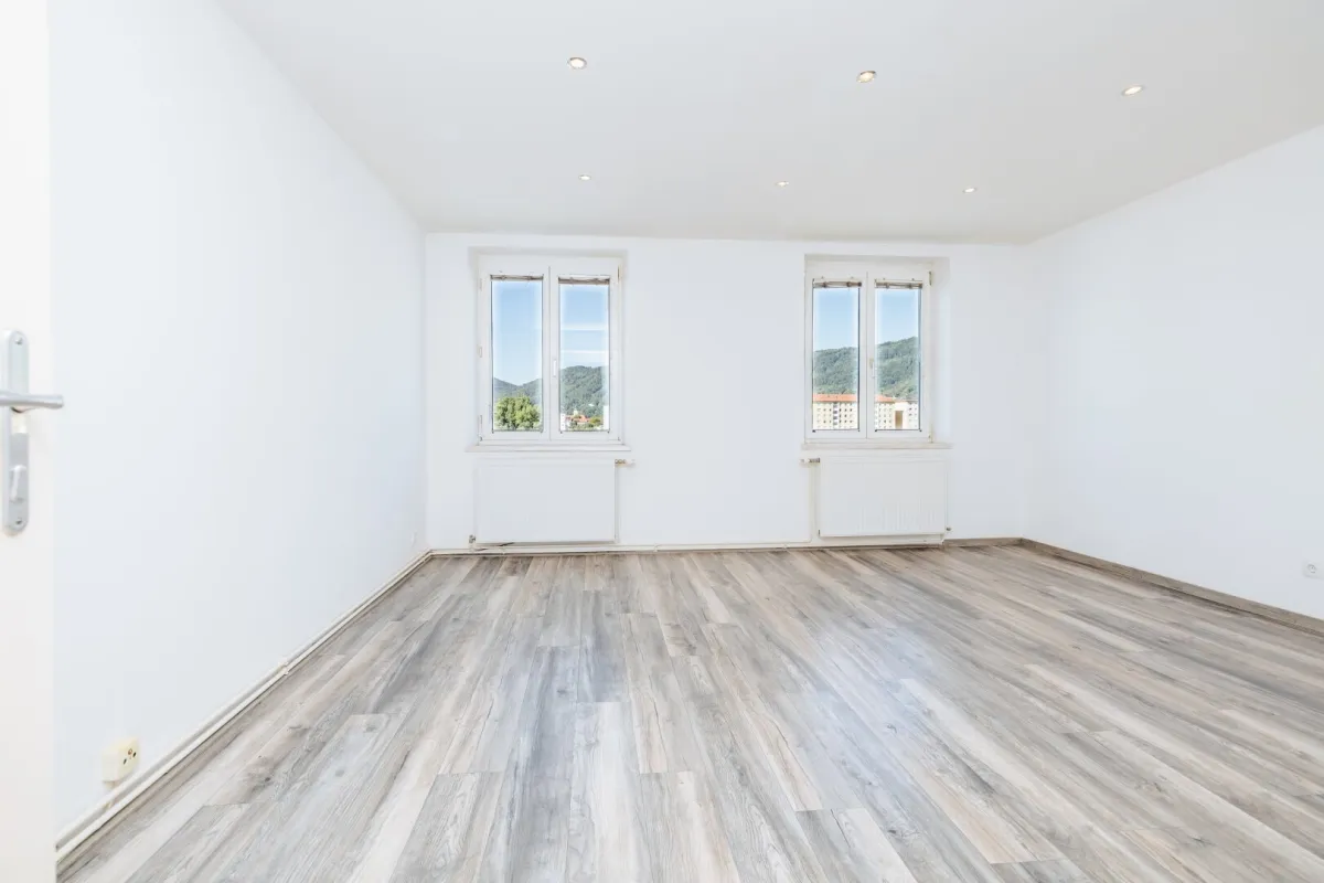 KEINE MAKLERGEBÜHR I MODERNISIERT I HOCHWERTIGE BADEWANNE I DESIGN-EINBAUKÜCHE I BAHNHOFSNAH I HAUSTIERFREUNDLICH I MODERNER WOHNSTIL I DURCHDACHTER GRUNDRISS I PROJEKT WOHNEN I - Bild 1