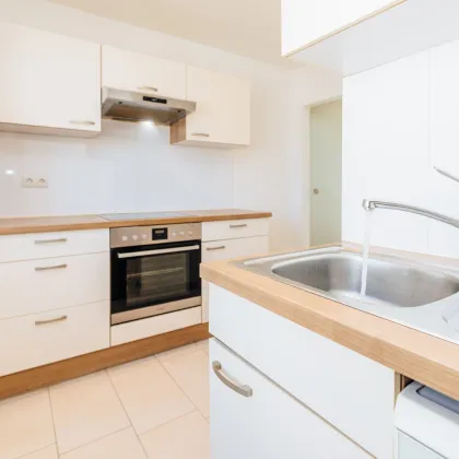 KEINE MAKLERGEBÜHR I MODERNISIERT I HOCHWERTIGE BADEWANNE I DESIGN-EINBAUKÜCHE I BAHNHOFSNAH I HAUSTIERFREUNDLICH I MODERNER WOHNSTIL I DURCHDACHTER GRUNDRISS I PROJEKT WOHNEN I - Bild 3