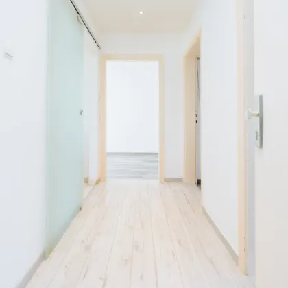 KEINE MAKLERGEBÜHR I MODERNISIERT I HOCHWERTIGE BADEWANNE I DESIGN-EINBAUKÜCHE I BAHNHOFSNAH I HAUSTIERFREUNDLICH I MODERNER WOHNSTIL I DURCHDACHTER GRUNDRISS I PROJEKT WOHNEN I - Bild 2
