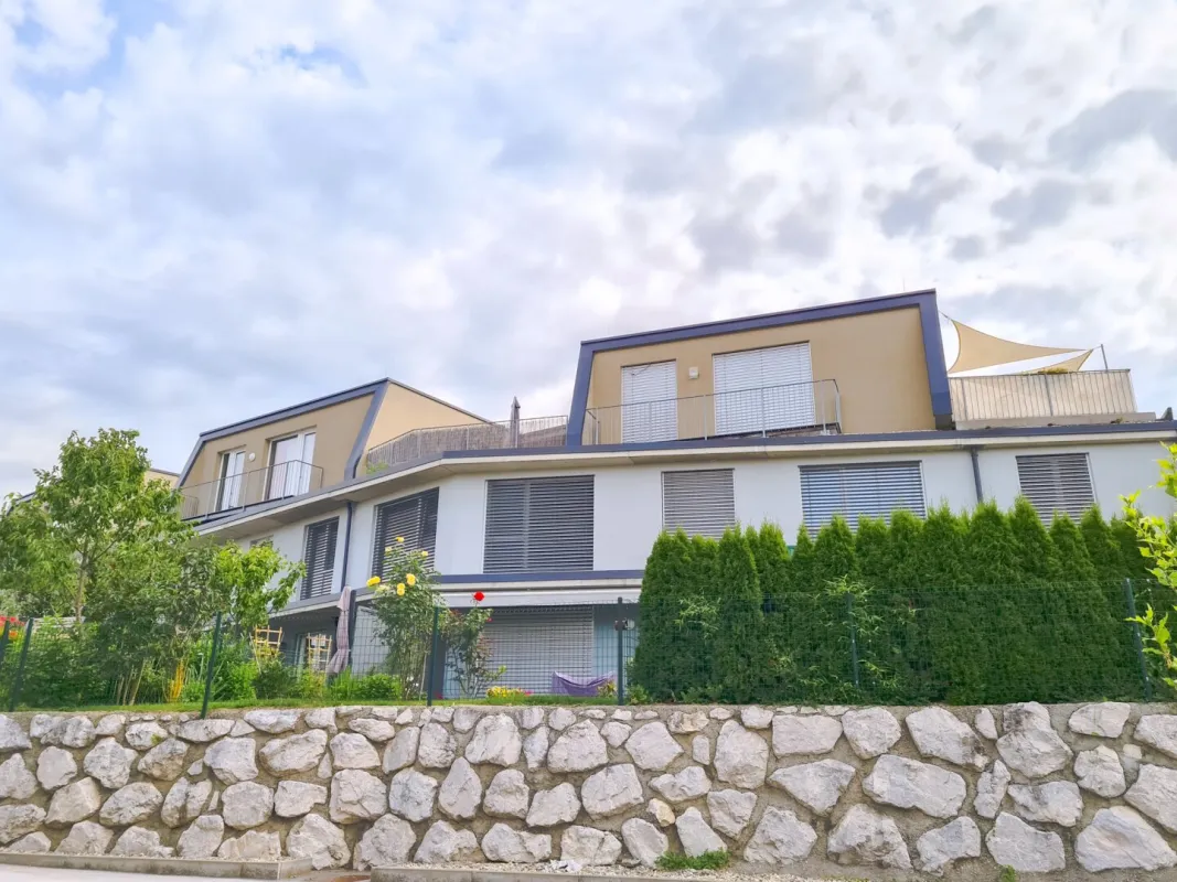 Neumarkt am Wallersee: Sonnige 3-Zimmer-Dachgeschosswohnung mit großzügiger Terrasse - Bild 1