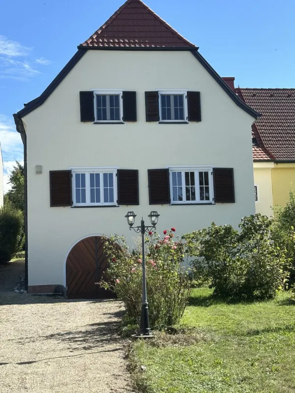 Stilvolles Bürogebäude in zentraler Lage von Mattersburg mit Gartenbenützung zu vermieten - Bild 1