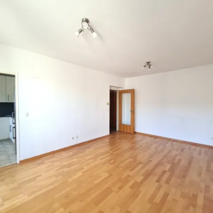 Nette 2-Zimmerwohnung mit Südloggia und Autoabstellplatz! - Bild 2