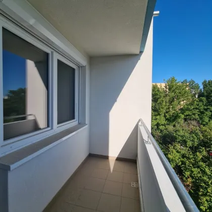 Nette 2-Zimmerwohnung mit Südloggia und Autoabstellplatz! - Bild 3