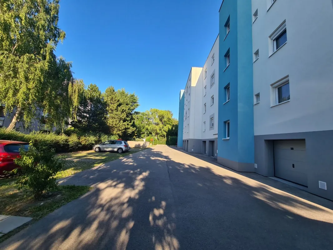 Nette 2-Zimmerwohnung mit Südloggia und Autoabstellplatz! - Bild 1