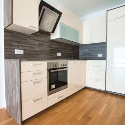 Moderne Wohnung mit Loggia und Stellplatz in zentraler Lage - perfekt für Singles oder Paare! - Bild 2