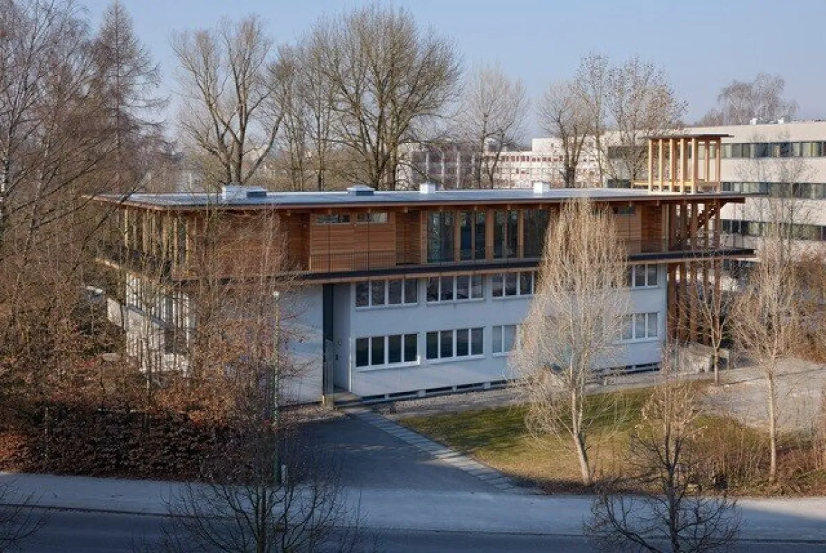 Das Traumbüro - komplette, oberste Etage, riesiger Balkon, tolle Architektur, Parkplätze - Bild 1