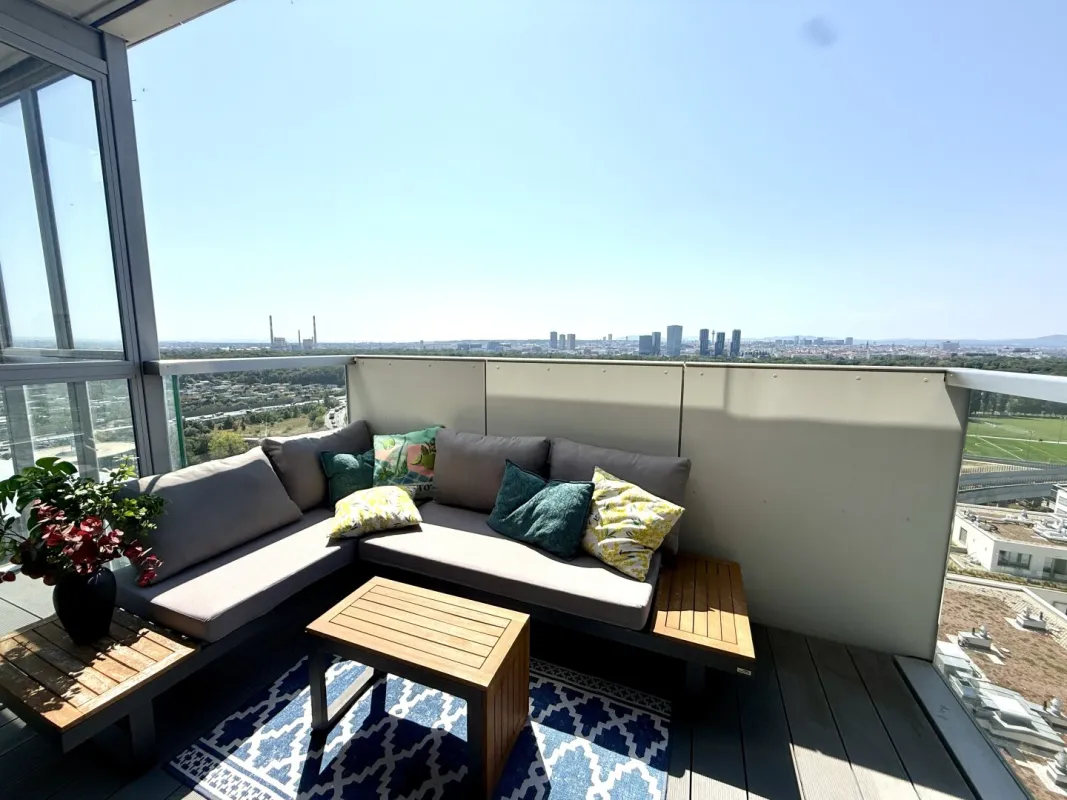 LUXURIÖSE STADTWOHNUNG - Panorama-Blick - 16. Liftstock - ca. 91m² gew. NFL - 3 Zimmer - ca. 24m² Balkon/Terr. - Premium Ausstattung - U-Bahn - Bild 1