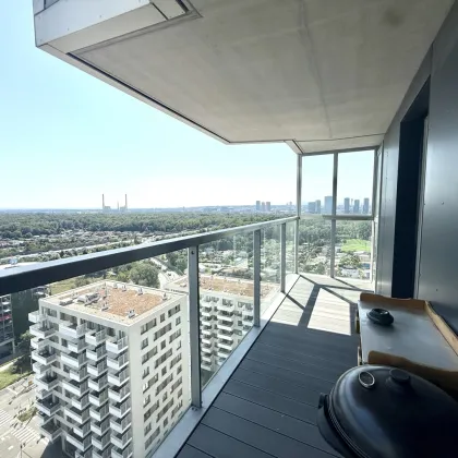 LUXURIÖSE STADTWOHNUNG - Panorama-Blick - 16. Liftstock - ca. 91m² gew. NFL - 3 Zimmer - ca. 24m² Balkon/Terr. - Premium Ausstattung - U-Bahn - Bild 2