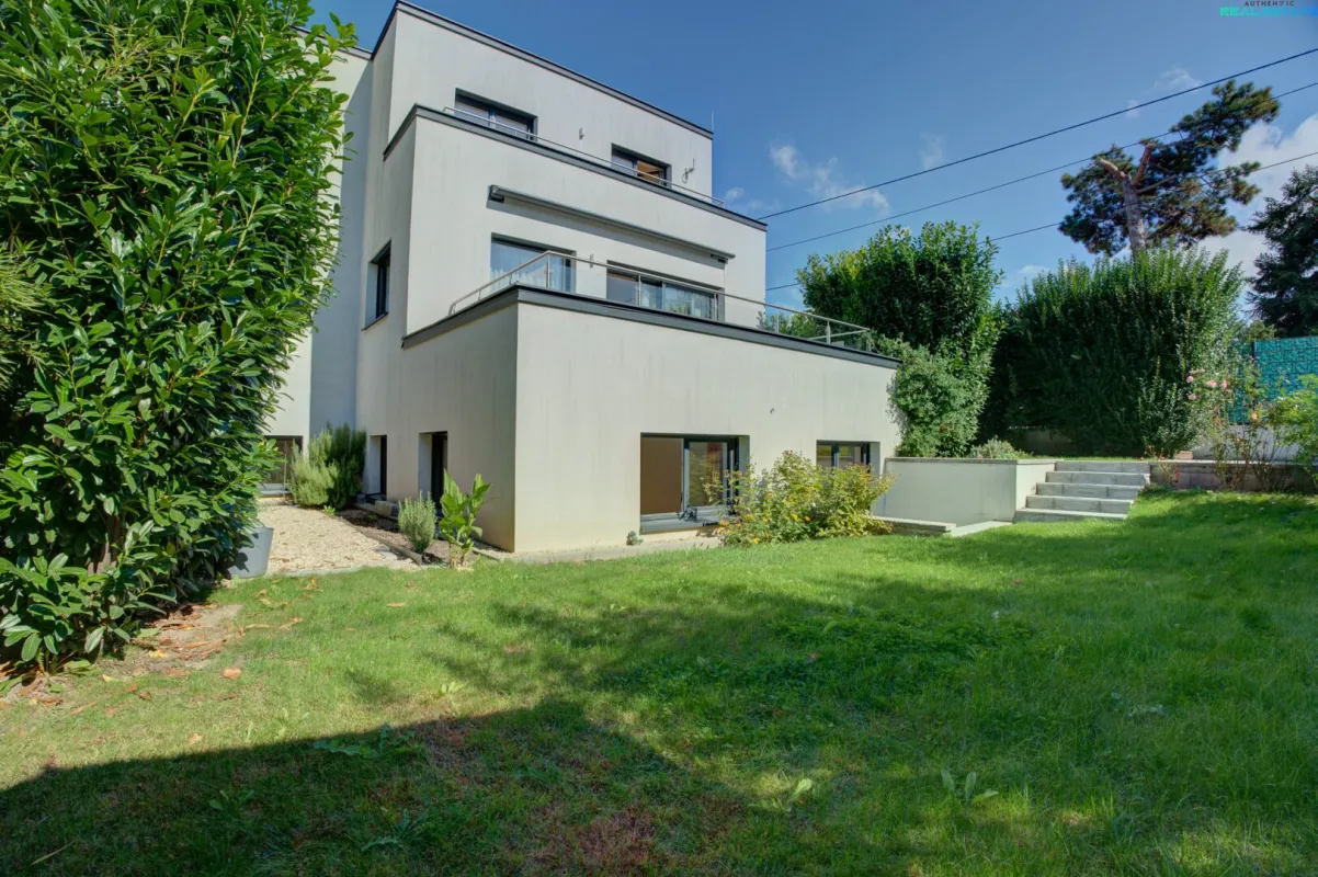 Neuwertiges Traumhaus in 1220 Wien: 6 Zimmer, Garten, Balkon, Terrasse – jetzt zuschlagen! - Bild 1