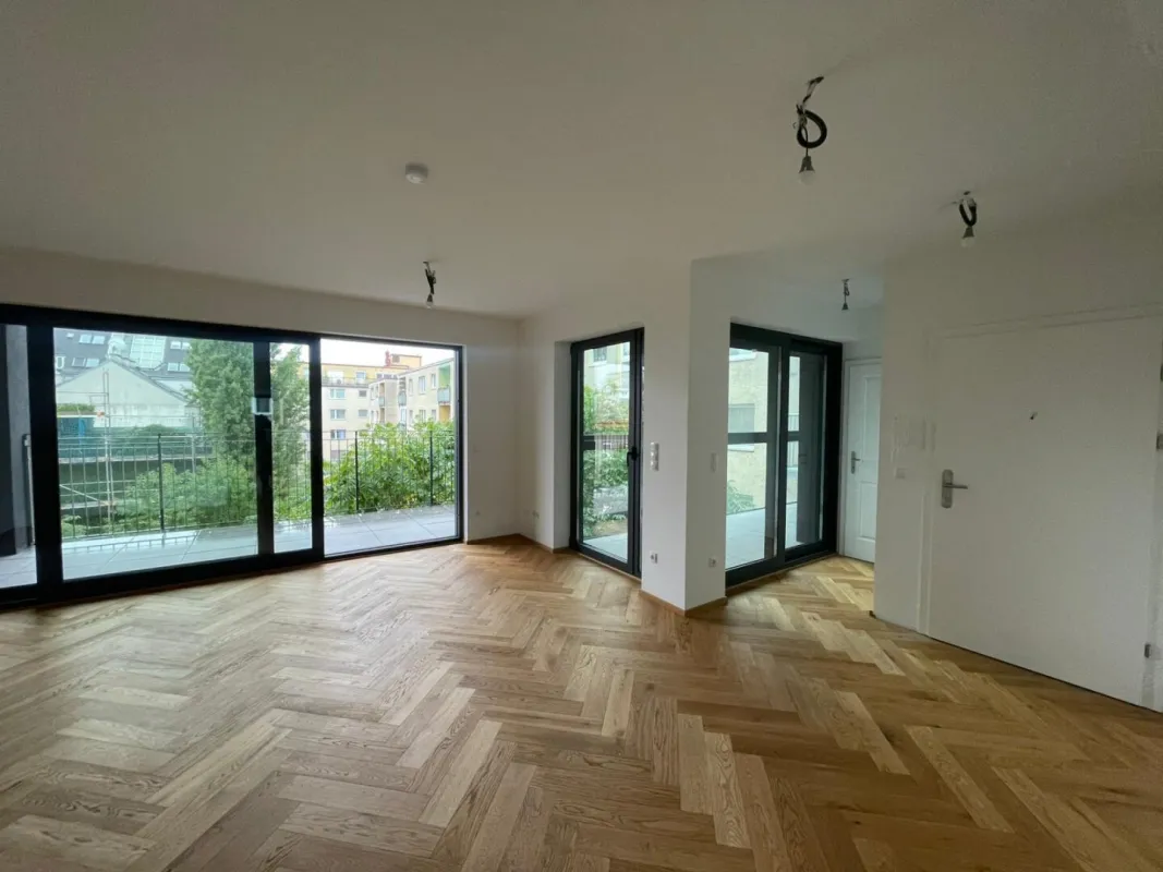 ERSTBEZUG IM DACHGESCHOSS UM 6.300/QM! Wunderschöne 2 Zimmer mit Terrasse und verglaster Loggia! - Bild 1