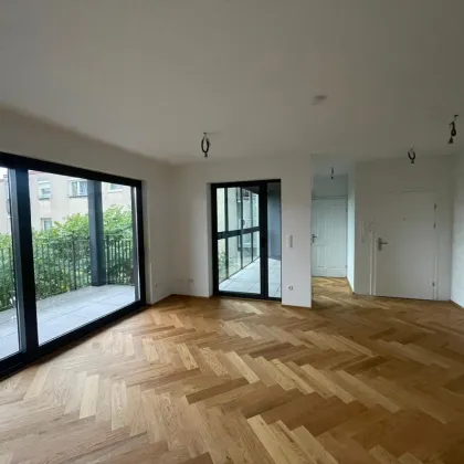 ERSTBEZUG IM DACHGESCHOSS UM 6.300/QM! Wunderschöne 2 Zimmer mit Terrasse und verglaster Loggia! - Bild 2