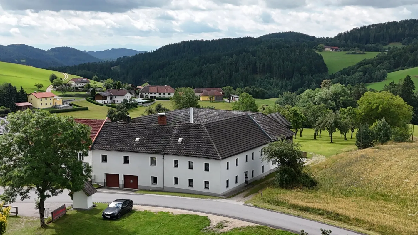 Mühlviertler Vierkanthof mit rund 15,2 Hektar Wald, Wiesen und Äckern in Fürlinger Dorfrandlage (Gutau) - Bild 1